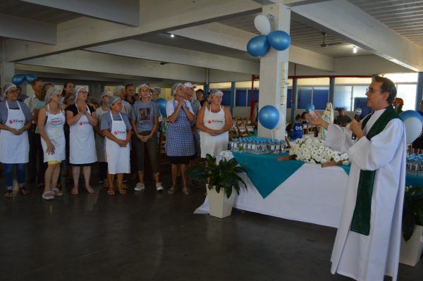 Devotos homenageiam Nossa Senhora de Lourdes