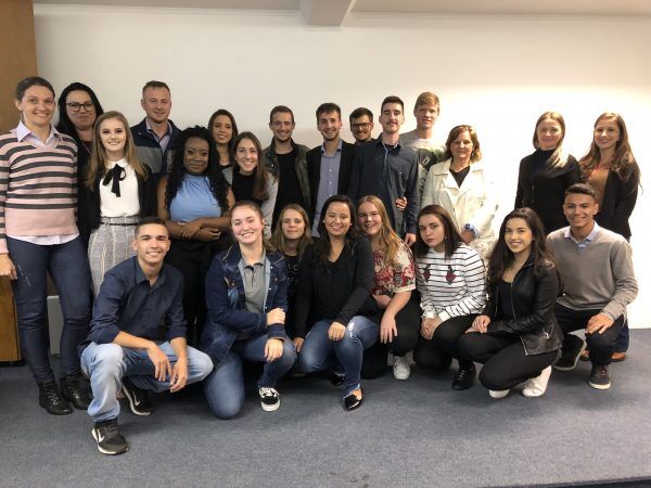Curso prepara jovens ao mercado