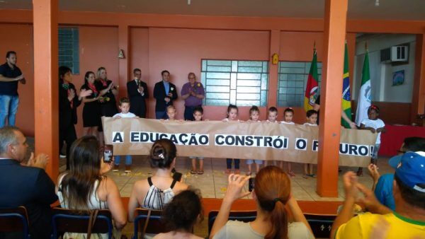 Governo assina termo para seleção de policiais da reserva atuarem em escolas cívico-militares