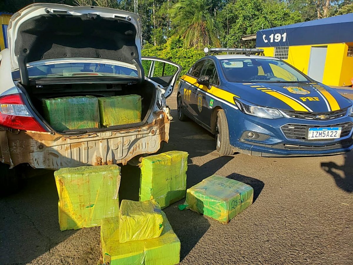 PRF recupera veículo roubado e apreende 150 kg de maconha