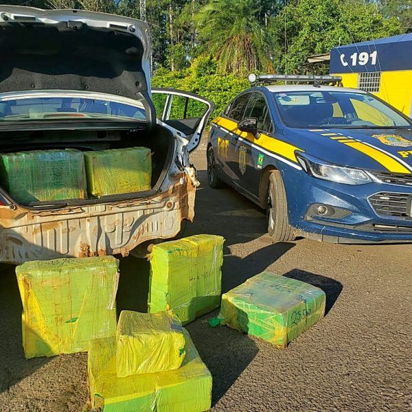 PRF recupera veículo roubado e apreende 150 kg de maconha
