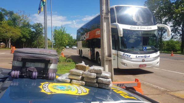 Adolescente é flagrado com 10kg de maconha em ônibus
