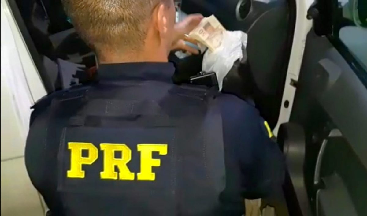 PRF prende homem com R$ 11 mil em notas falsas em Lajeado