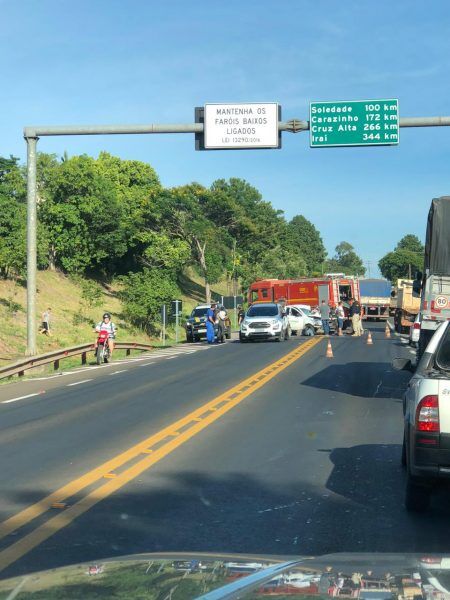 Homem fica preso às ferragens após acidente grave entre quatro veículos
