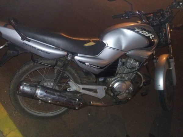 Dupla é presa com moto furtada no bairro Canabarro