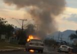 Carro pega fogo na Av. Alberto Muller