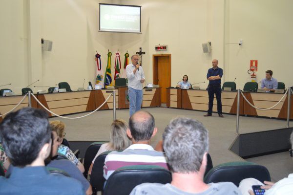 Pressionada por moradores, empresa promete reduzir odor