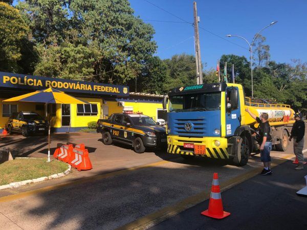 PRF participa da entrega de alimentos a caminhoneiros