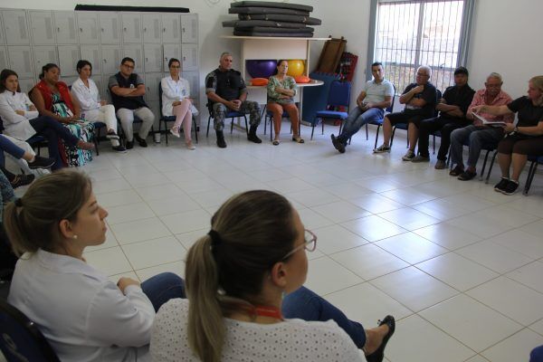 Comunidade e servidores de posto de saúde buscam diálogo para dissolver impasse