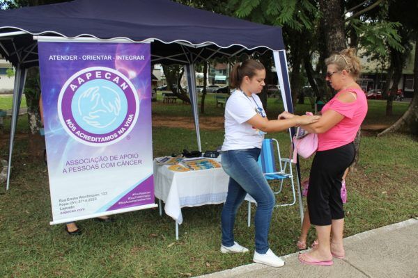 Aapecan realiza ação para prevenção do câncer de pele em Lajeado