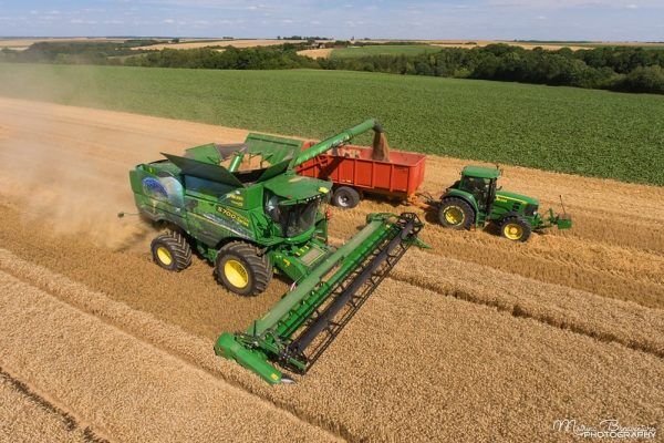 John Deere anuncia paralisação de fábricas