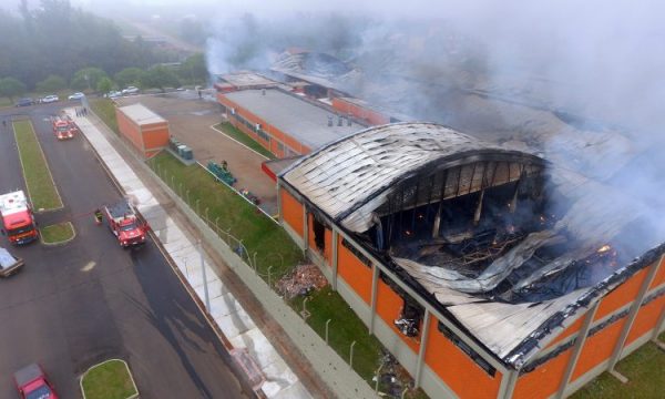 Direção de empresa atingida por incêndio pretende reconstruir prédio