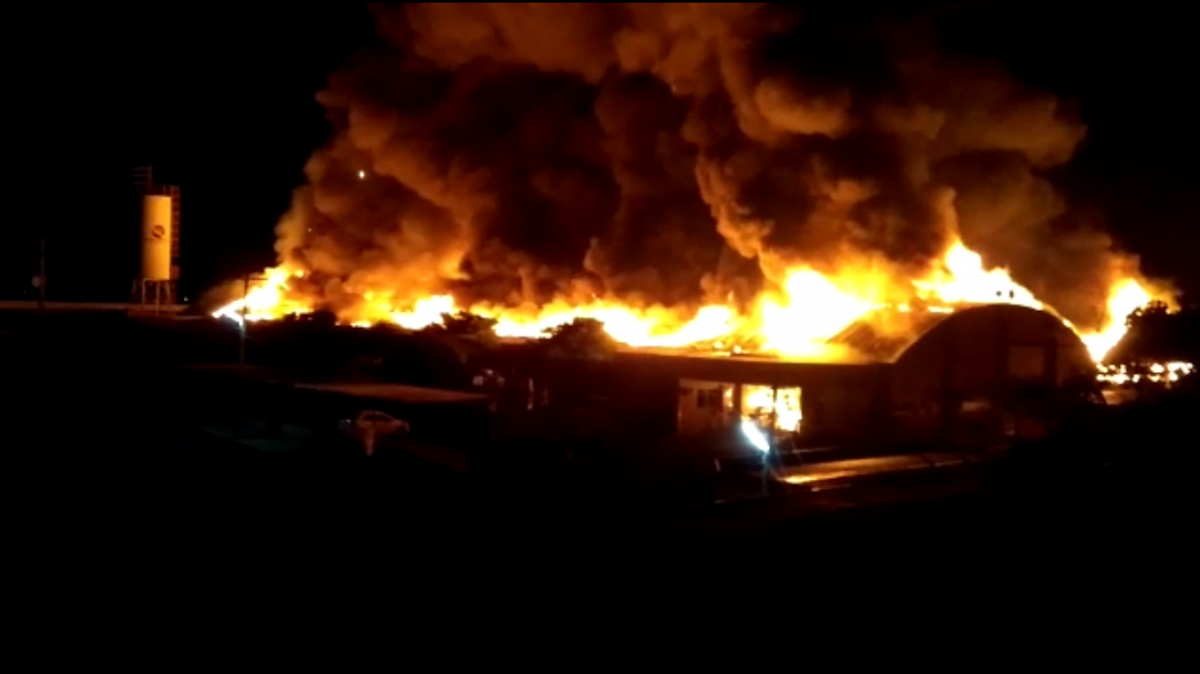 Incêndio de grandes proporções atinge fábrica da Beira Rio, em Mato Leitão