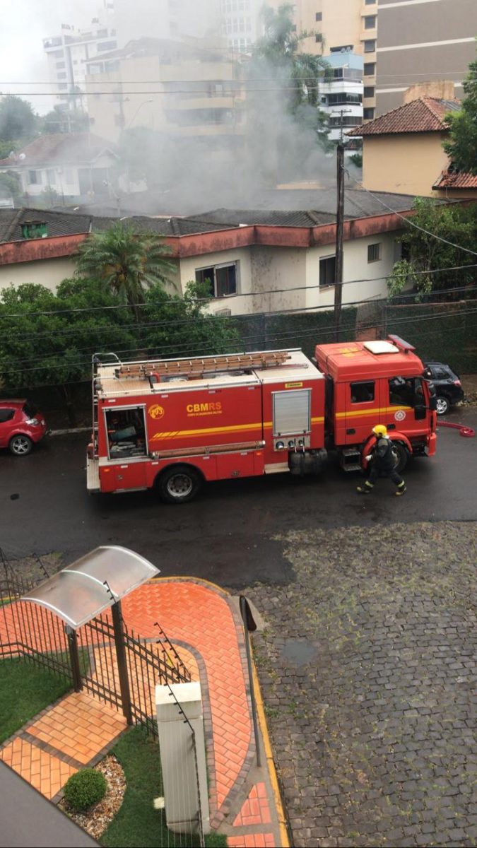 Corpo de bombeiros atende incêndio no Centro de Lajeado