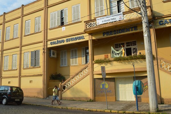 Escolas estaduais permanecem fechadas em maio