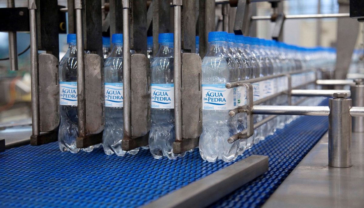 Fruki doa 50 mil garrafas de água mineral para 20 hospitais