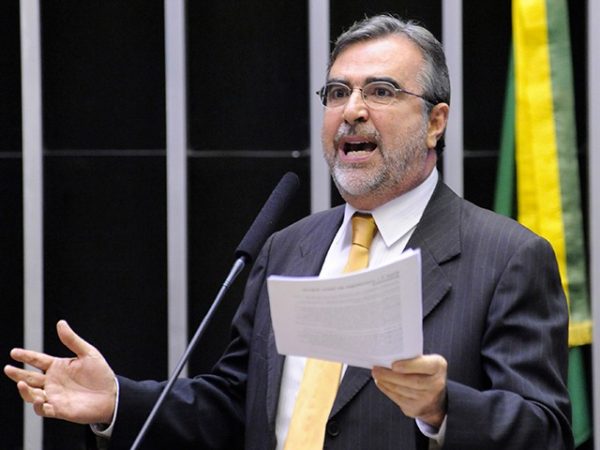 Deputado federal defende permanência do auxílio emergencial por mais um ano