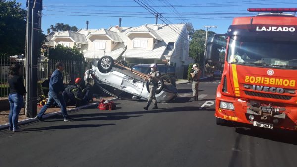 Carro capota após colisão em bairro de Lajeado