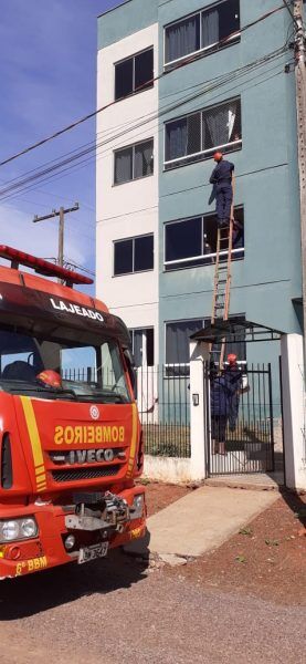 Bombeiros libertam criança presa em apartamento no terceiro andar