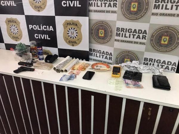 Homem é preso com drogas, dinheiro e máquina de cartão