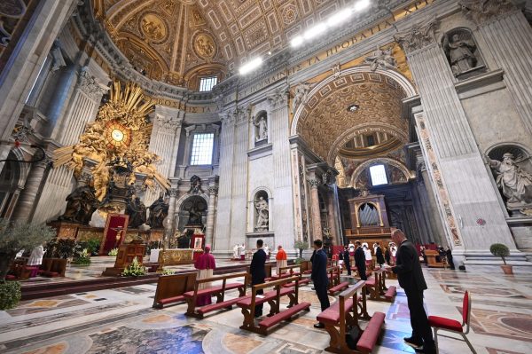 Em missa de Páscoa, Papa Francisco pede união para enfrentar o vírus