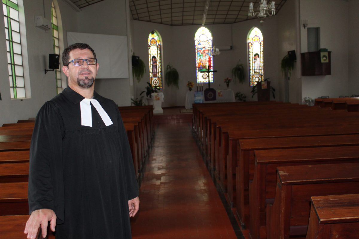 Fiéis e sacerdotes se adaptam para manter tradição da Páscoa