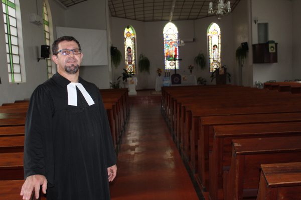 Fiéis e sacerdotes se adaptam para manter tradição da Páscoa