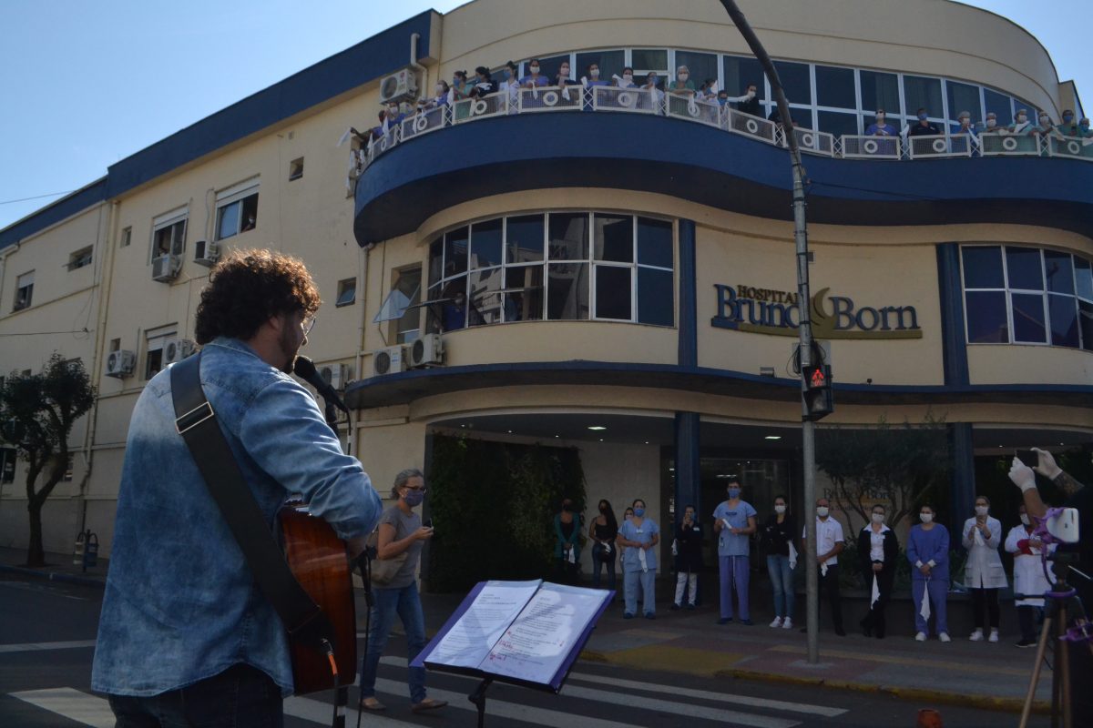 No feriado do Dia do Trabalhador, serenata homenageou profissionais de saúde