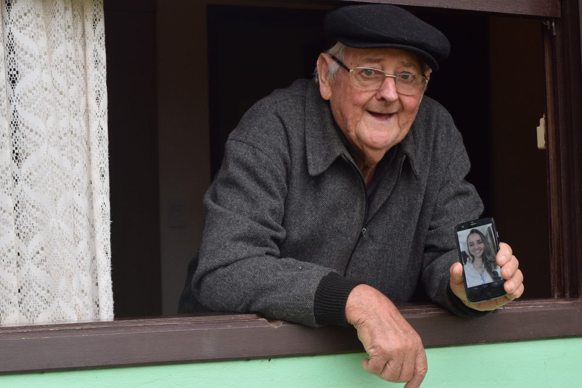 Avô de 81 anos se rende às novas tecnologias para falar com netos