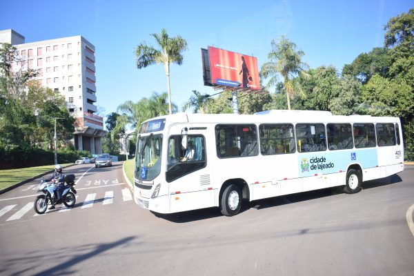 Governo apresenta ônibus novos e tarifas mais baratas