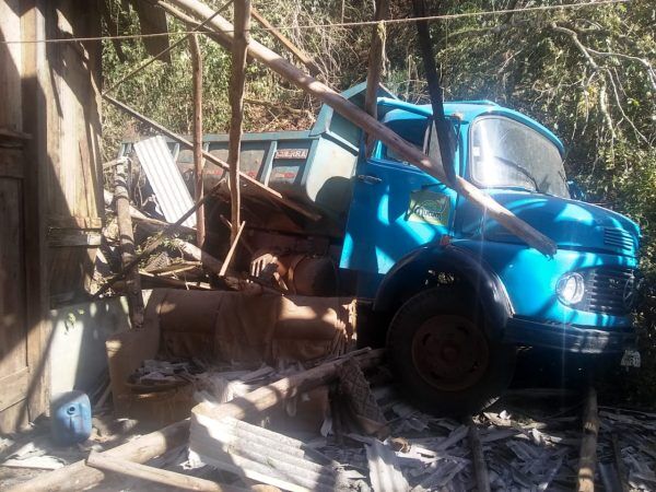 Acidente mata motorista que levava água para o interior