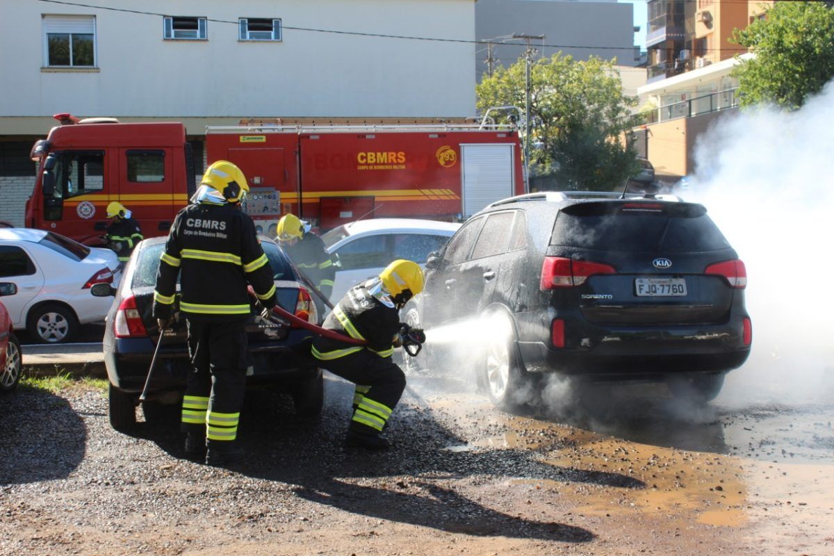 Veículo estacionado incendeia no Parque dos Dick