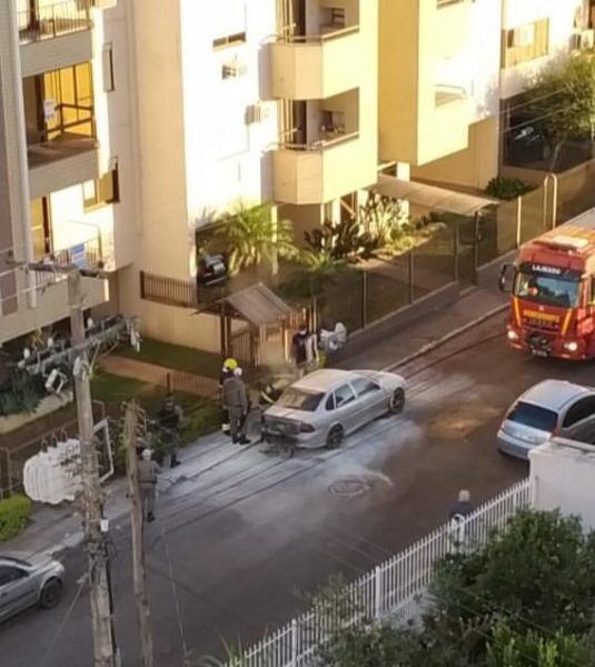 Carro incendeia no bairro Florestal, em Lajeado