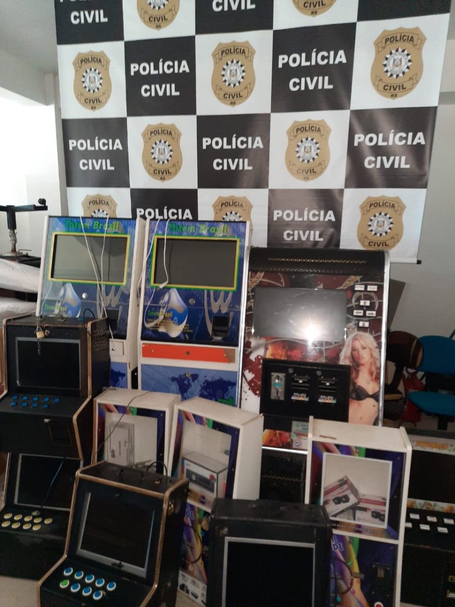 Polícia confisca caça-níqueis e notas do jogo do bicho em Bom Retiro