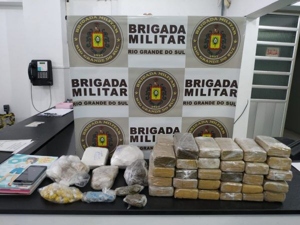 Trio é preso por tráfico de drogas no bairro Marmitt