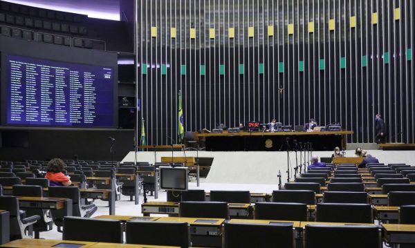 Câmara dos Deputados deve aprovar lei que obriga uso de máscaras