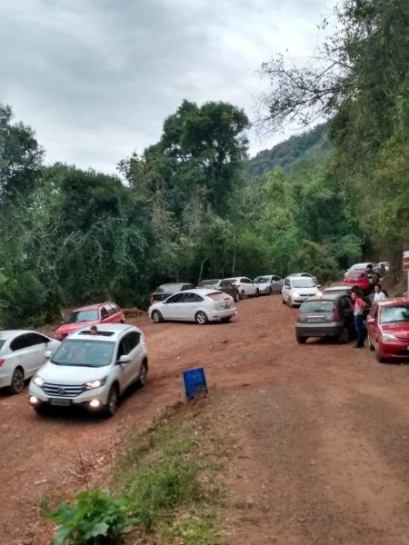 Visitantes ignoram orientação e se aglomeram no Viaduto 13