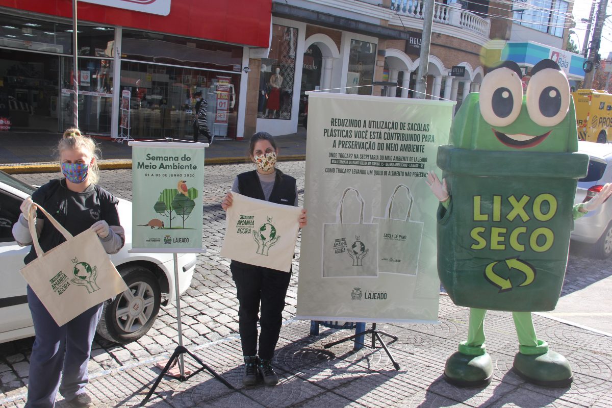 Projeto troca alimentos não perecíveis por sacolas de pano