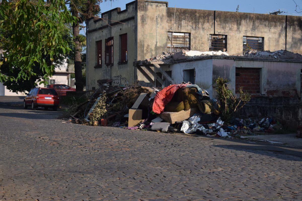 Moradores apontam descarte irregular no Bairro Praia