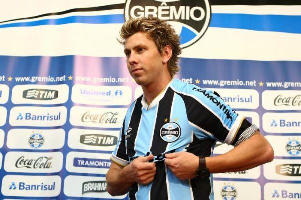 Grêmio confirma contrato administrativo com zagueiro Gabriel