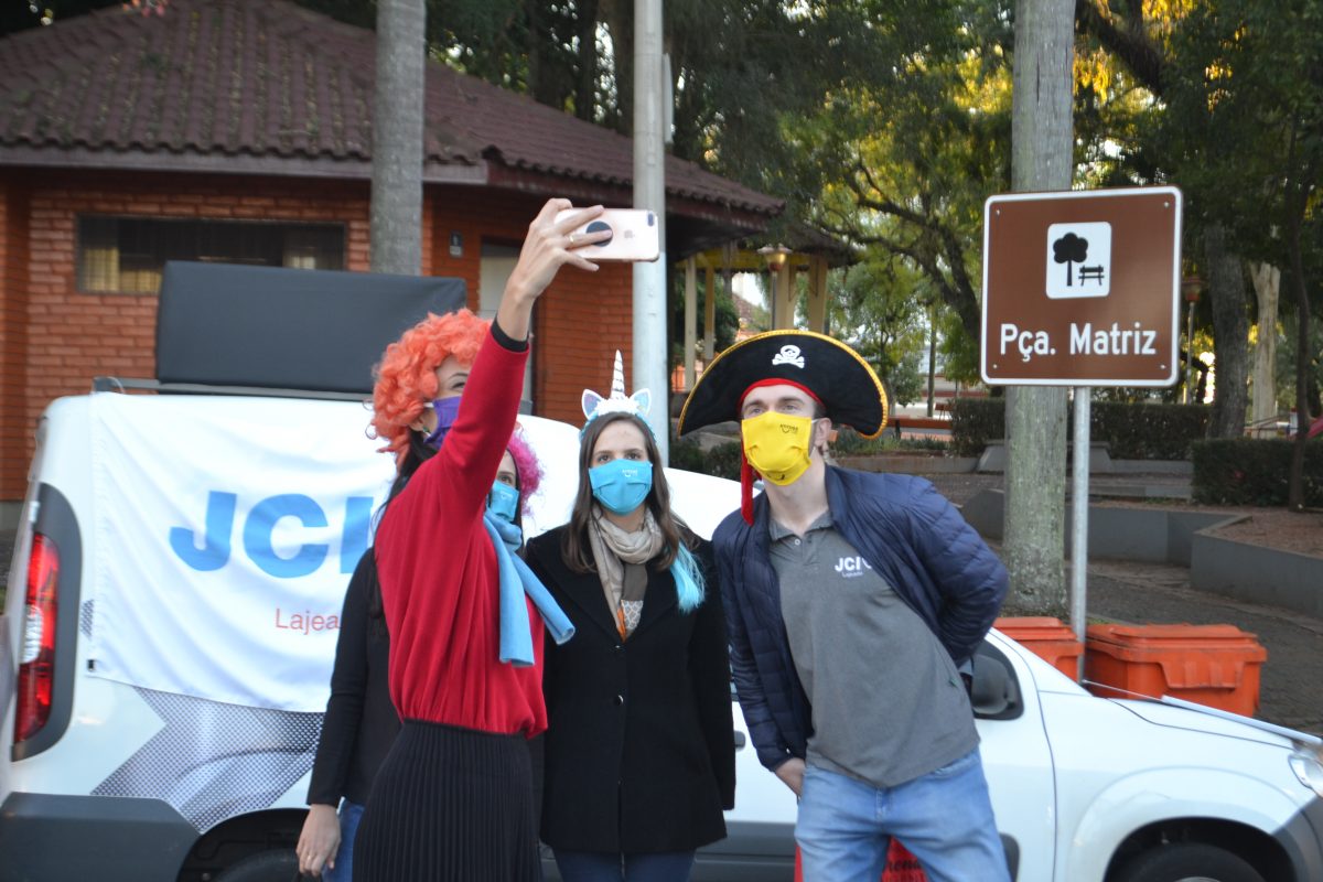 Voluntários distribuem máscaras no Centro de Lajeado