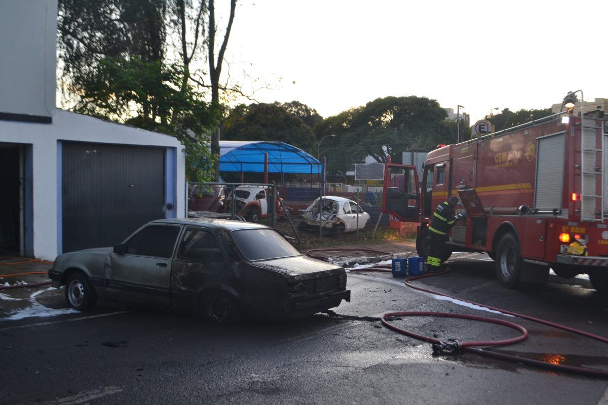 Carro incendeia no Centro de Lajeado