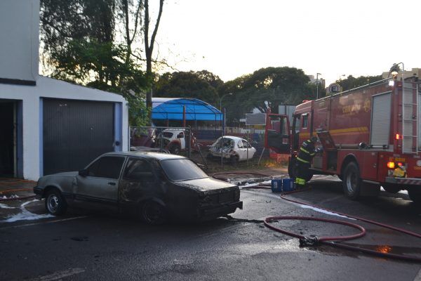Carro incendeia no Centro de Lajeado