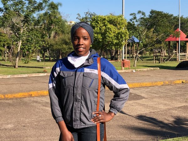 Haitiana procura emprego para estudar e realizar o sonho de ser aeromoça