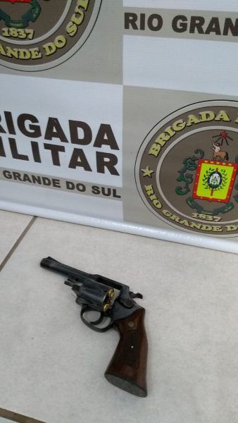 Polícia encontra moto roubada e prende dois suspeitos