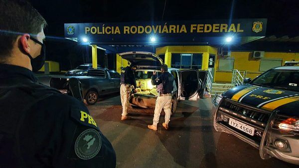 [Vídeo] PRF prende traficantes com meia tonelada de maconha em Marques de Souza