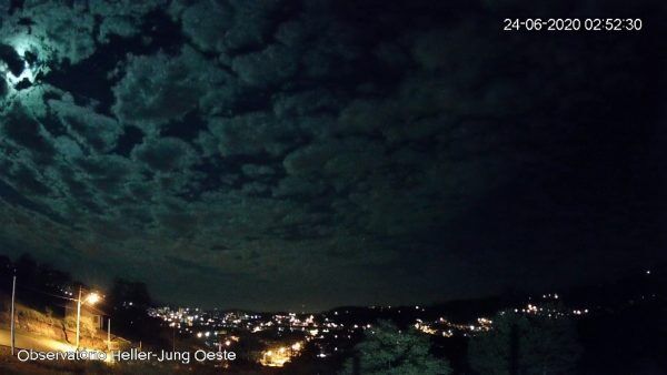 Meteoro explode no céu do RS