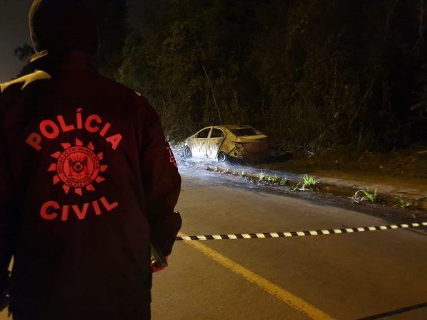 Corpo carbonizado é localizado em porta-malas de veículo
