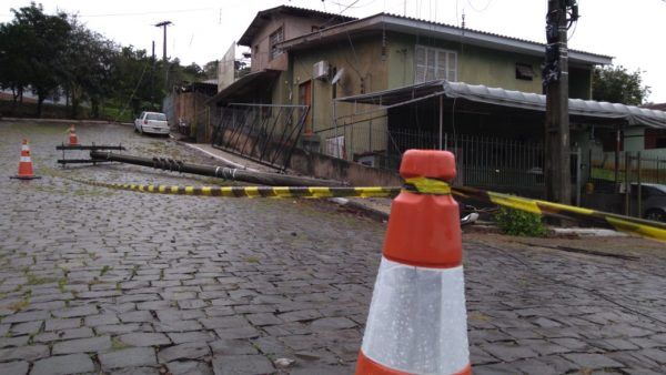 Após colisão de caminhão em poste, moradores não conseguem entrar em casa