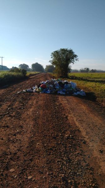 Lixo espalhado fecha o trânsito na Estrada da Beira do Rio